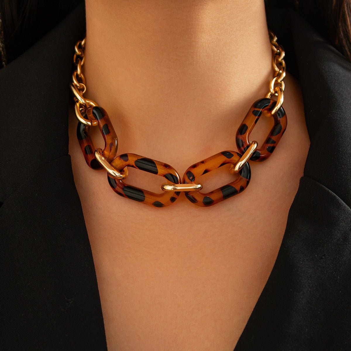 Fashionable irregular leopard print buckle necklace set with high - end geometric acrylic collarbone chain - HAYUDY