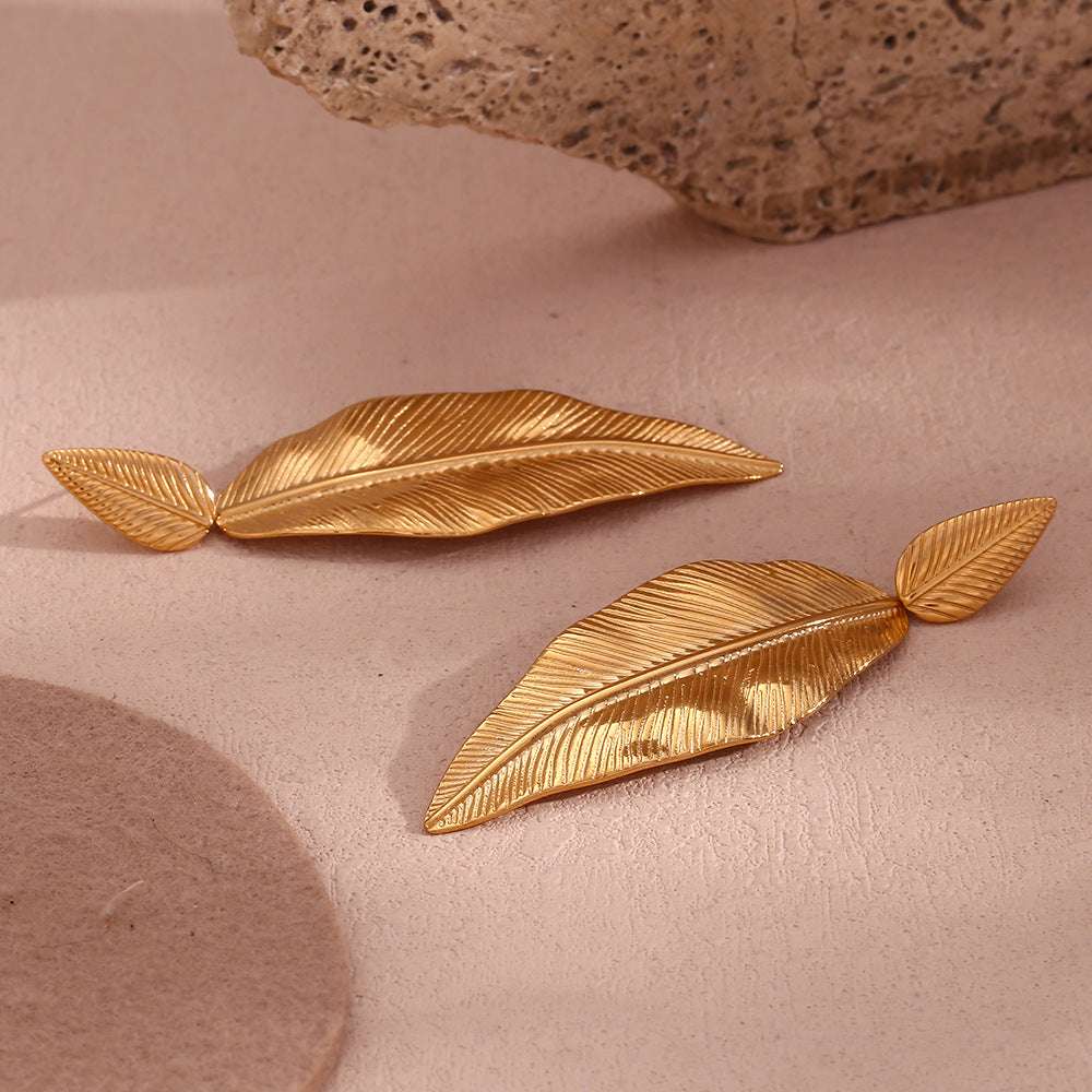 Gold spliced feather leaf earrings of different sizes - HAYUDY